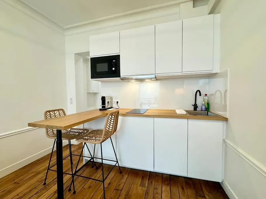 Nouveau Studio Central Paryż 0*,  Francja